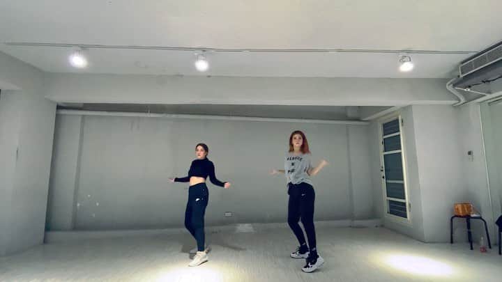 林咖安（Lyla）のインスタグラム：「👯‍♀️👯‍♀️👯‍♀️  熱騰騰剛下課😆  今日就是很放空的一天 是不是大家都沒睡飽🤣🤣🤣 然後再來記憶力大考驗🖤  #wednesday  #dancecover  #imnotcool」