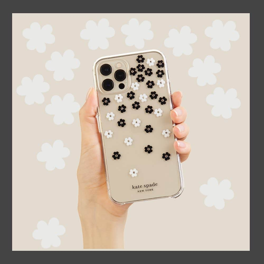 caseplayのインスタグラム：「・  ＼FOXSTOREでは【 Kate Spade New York 】／ のiPhoneケースを取り扱ってます  --------------------  【Kate Spade New York 】 Protective Hardshell Case  Kate Spade New Yorkのオリジナルグラフィックが プリントされたiPhone12シリーズ用のケースが 登場しています  iPhone本体の色も活かせる キラキラしたクリアケースのシリーズ  軽量で持ち運びしやすい上に バンパーの部分は耐衝撃性なので 安心してお使いいただけますね  デザインの4つのバリエーションを ご用意しているので お好みのデザインをお選びください  〇詳細はトップページリンクより 公式ONLINE SHOPでご覧ください  〇REAL STOREにもお取り扱いございます ※店舗によって一部お取り扱いが無い場合も ございますので、実物をご覧になりたい際は 店舗にお問合せの上、ご来店くださいませ  --------------------  【対応機種】  ・iPhone 12/12 Pro ・iPhone 12 mini ・iPhone 12 Pro Max  【デザイン】  ・Daisy Iridescent Foil/Clear 　(ホログラム加工のフラワー柄) ・Floral Clear/Cream Stones 　(ホワイトのフラワー柄) ・Scattered Flowers Black 　(ホワイト/ブラックの小花柄)→画像のカラーです ・Island Leaf Pink Glitter 　(キラキラしたピンクの葉っぱ柄)  --------------------  #katespadenewyork#ケイトスペードニューヨーク#ケイトスペード#iphonecase #iphoneケース #iphoneカバー #iphoneカバー #スマホケース #アイフォンケース #携帯ケース #スマホカバー #iphone12ケース#iphone12proケース #iphone12miniケース」