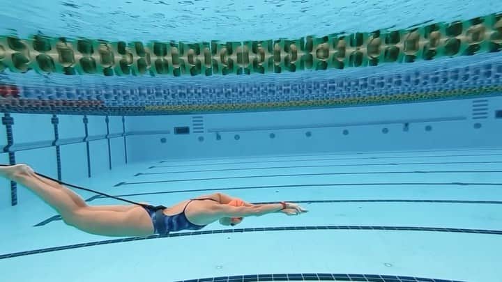 マディソン・ウィルソンのインスタグラム：「Feels like I’m swimming on the spot 🩱」