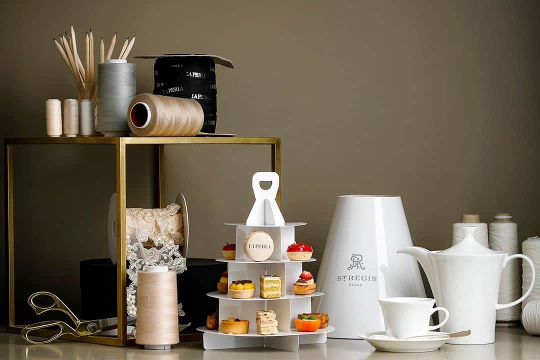 のインスタグラム：「. Afternoon Tea Ritual The St. Regis to Go!  ～LA PERLA MIX～  この挑戦的な日々をたくましく強く生きるあなたへ。  話題のアフタヌーンティーを テイクアウトでもご用意いたしました。 午後のティータイムを、ご自宅でエレガンスに。  For all striving these adventurous times. Our iconic luscious Afternoon Tea set is ready for you to take-home.  Unwind your at-home experience with elegance.  【期間】2021年2月15日（月）～ 5月31日（月） 【お受け取り時間】11:00～20:00 【料金】1箱（2名様分）  7,800円（税別） 【受取場所】1階　ブランジェリー ル ドール 【ご予約】06-6105-5659 ※バーのアフタヌーンティーと同メニュー  (チョコレートを除く) ※ラペルラ特製ポストカード3枚セット付き ※前日までに要ご予約」