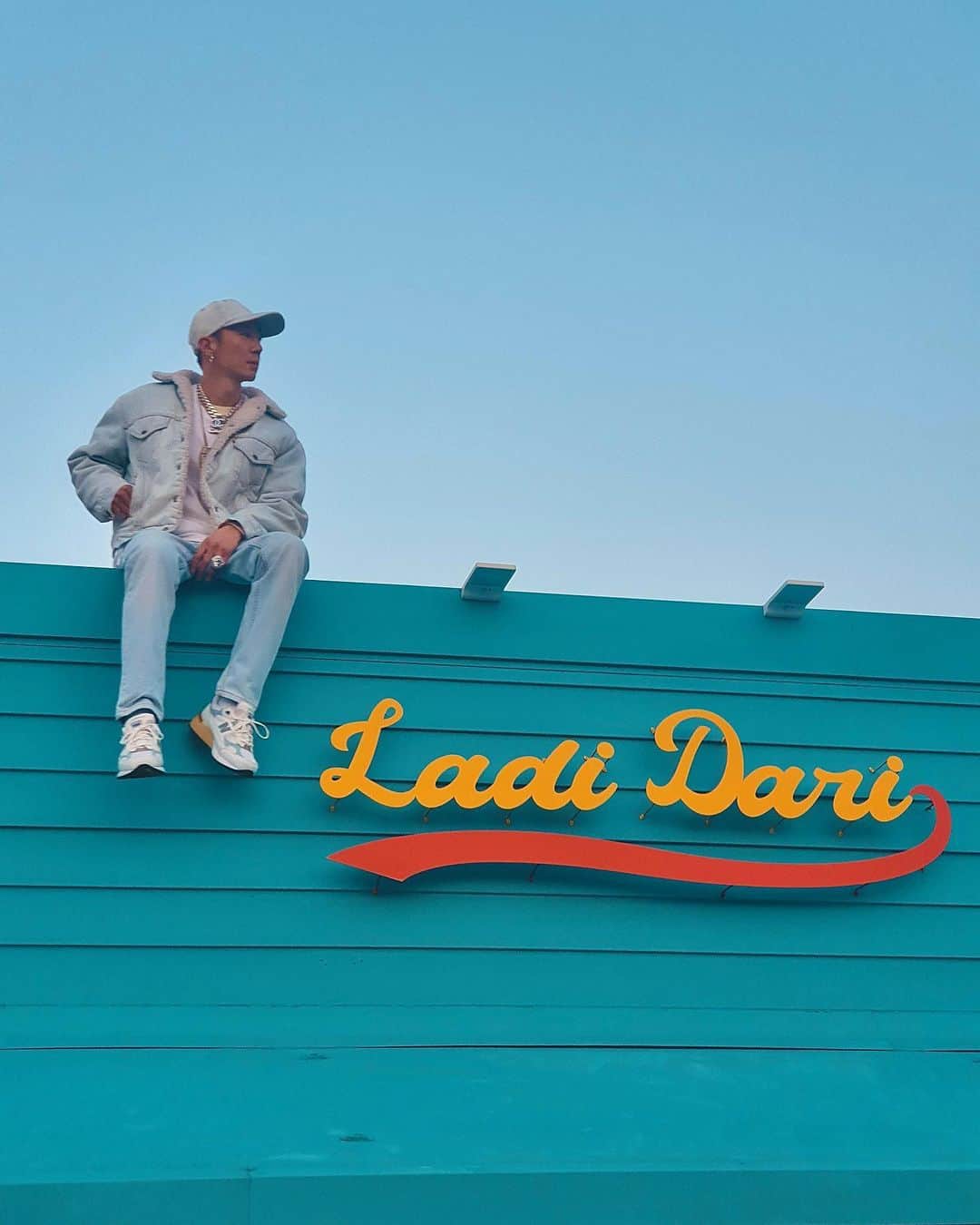 ダリ のインスタグラム：「La-Di-Da-Ri🪣💛❤️」