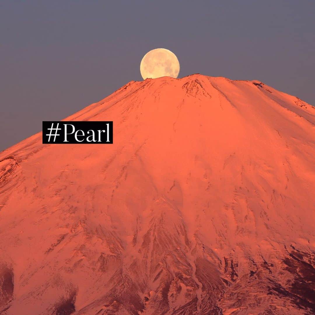 Skyticket.jpさんのインスタグラム写真 - (Skyticket.jpInstagram)「⠀ 見たら幸運に？激レア絶景富士山。 ⠀ 1年中、いつでも美しい、日本一の山・富士山ですが、1年の中でも現れるのが極めて稀な富士山をご紹介します！ ⠀ ①虹×富士山 富士山の近くに虹がかかる光景 photo by 📷 NISH / PIXTA(ピクスタ) ⠀ ②パール富士 富士山の山頂に満月がかかった光景。 photo by 📷 NISH / PIXTA(ピクスタ) ⠀ ③雲海×富士山（浮き富士） 雲の上に山頂が浮いているように見える光景。 photo by 📷 まちゃー / PIXTA(ピクスタ)　雲海 ⠀ ・ ・ ▼旅先の絶景やおすすめ写真を大募集📷 #skyticketrip を付けた投稿はストーリーズでご紹介させてください🌈⠀ 静岡県へ旅行するなら「静岡旅行×スカイチケット」で検索✈ ⠀ #富士山 #富士山🗻 #富士 #色んな富士山 #東京カメラ部 #富士山の日 #今日の富士山 #静岡 ##fujisan #fujisan🗻 #mtfuji #fuji #shizuoka #jp_gallery #loves_nippon #ig_japan #japan_daytime_view #art_of_japan_ #visitjapanjp #私の山フォト #日本の風景 #lovers_nippon #naturelovers #landscape #landscapephotography #skyticket #スカイチケット」2月24日 18時30分 - skyticket.jp