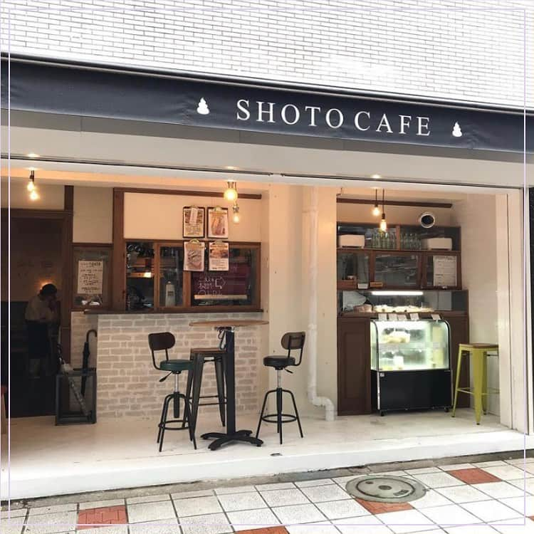 ピコフードさんのインスタグラム写真 - (ピコフードInstagram)「.  このお店に行きたいと思ったら❤️のコメントで教えてね🐣 . ﻿10cmもある迫力満点のロールケーキ😆💖 スポンジはきめ細かくてふわふわでクリームもたくさん入ってても軽いのでくどくなく食べれるロールケーキ‼︎ トッピングには香ばしいキャラメルがおすすめみたい😌  🍽️🍽️🍽️🍽️🍽️🍽️🍽️🍽️﻿ お店のタグ﻿ #松涛カフェ本店  他の地域を探す﻿ #piko_渋谷 🍽️🍽️🍽️🍽️🍽🍽️🍽️ ﻿ @m_____ipo  @l_white17  @sh_yui  @pan_matsuko  さん﻿ ありがとうございました！！﻿ 🐥 🐥 🐥 🐥 🐥 🐥 🐥 🐥 🐥 🐥 🐥 🐥﻿ ﻿ ※最新の情報は調べてご確認をお願いします🙇🏻‍♀️﻿ ﻿ 関東圏内のオシャレなグルメの投稿を厳選し、﻿ 紹介してます👣👀﻿ オシャレなグルメを見つけよう！➡️ @piko_food_﻿ #piko_food もつけて投稿してくれると﻿ いいねとたまにコメントしに行きます❤️﻿ ﻿ 🐥 🐥 🐥 🐥 🐥 🐥 🐥 🐥 🐥 🐥 🐥 🐥﻿ ﻿ ﻿ .﻿ ﻿ .﻿ #東京カフェ#東京グルメ#東京カフェ巡り#東京ランチ #渋谷カフェ#渋谷カフェ巡り#渋谷グルメ #渋谷ランチ #松涛カフェ #韓国好き#グルメ巡り#グルメ女子#グルメ男子 #ロールケーキ #甘党 #甘党女子 #甘党男子 #おしゃれカフェ#おしゃれcafe #カフェスタグラム#カフェ活#カフェタイム#cafestagram #カフェ活 #おしゃれ女子 #シフォンケーキ #甘党さんと繋がりたい #shotocafe」2月24日 18時30分 - piko_food_