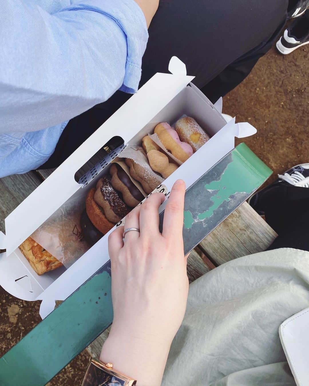 のインスタグラム：「週末はお散歩か公園が定番化してきた我が家。 この日はミスドをテイクアウト🍩  先週末サイクリングの途中で大きーい公園を発見してお出かけスポットが増えました👦🏻🐋 次はレジャーシート持っていこう！  #misterdonut#ミスタードーナツ#ミスド#ドーナツ#テイクアウト#カフェスイーツ#カフェ #男の子ママ#新米ママ#アラサーママ#30代ママ#公園遊び#お散歩#1歳#1歳10ヶ月#家族時間#ステイホーム」