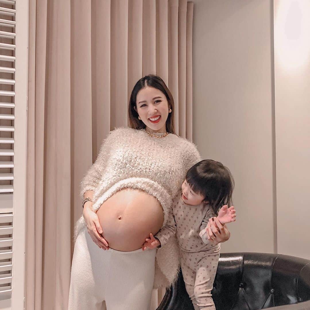 Lilian莉安のインスタグラム：「- 看到這篇的同時我應該不是生了就是在生的途中🤣 二寶終於有曬肚照了 生產前Shirley常常跟肚子裡的baby打招呼跟親肚子，越來越有姐姐的樣子，媽媽覺得窩心🤍 期待二寶回家後與與姐姐的相處～  這胎覺得肚子大好快也比較有負擔跟壓迫感 感嘆靈活度大不如前啊 不變的是孕期我都很認真在保養～  慕之恬廊是我和身邊的媽咪朋友都很愛用的品牌 除了孕媽咪保養系列，寶寶清潔保養系列我也推推 之所以選擇慕之恬廊，是因為它是法國知名藥廠品牌，在成份把關與品質上都讓我放心，且不添加塑化劑、Paraben防腐劑、酒精等疑慮成分，讓媽咪們可以很安心地使用。  這次介紹的是 #慕之孕系列 添加專利抗紋成分，沛修蓮(百香果籽高倍菁萃)、百香果多酚，可以滋潤並增加肌膚彈性，打穩肌膚彈力底子，才能在肚子增大時有效預防妊娠紋出現！  懷孕時最怕妊娠紋的形成，所以我每晚都要勤擦孕膚油、孕膚霜，預防妊娠紋 推薦使用方式，混合「孕膚霜」及「孕膚油」後塗抹。油與霜黃金比例１：３😌👍🏻  孕膚霜我用香氛款，淡淡的花香味道，邊塗抹邊跟寶寶說話，讓我整個人很放鬆；另外也有無香款可以選擇，對味道敏感的媽咪就可以用無香款～  孕膚霜、孕膚油質地擦起來好推勻不黏膩，整體很好吸收，除了預防妊娠紋很給力外，可改善肌膚乾癢與緊繃喔！  已經生完寶寶也不要浪費，可以當作日常肌膚保養，幫助肌膚恢復彈嫩。另外還有「哺乳照護膏」針對哺乳區照護，純素配方，不含羊脂成分，幫助滋養防護、修護乳頭與舒緩不適。  大家購買產品前，記得認明總代理是否為“美吾華股份有限公司”，這才是公司貨喔！購買公司貨的品質及售後服務才有保障  哪裡買：丁丁、大樹、佑全、奇哥、卡多摩等藥局及婦嬰店有販售~ 慕之恬廊官網我放在限動～  加入官方Line@ 可以領$100折價券唷  @mustela_taiwan #慕之恬廊 #mustela #孕膚油 #孕膚霜 #哺乳照護膏 #孕蘊好美力」
