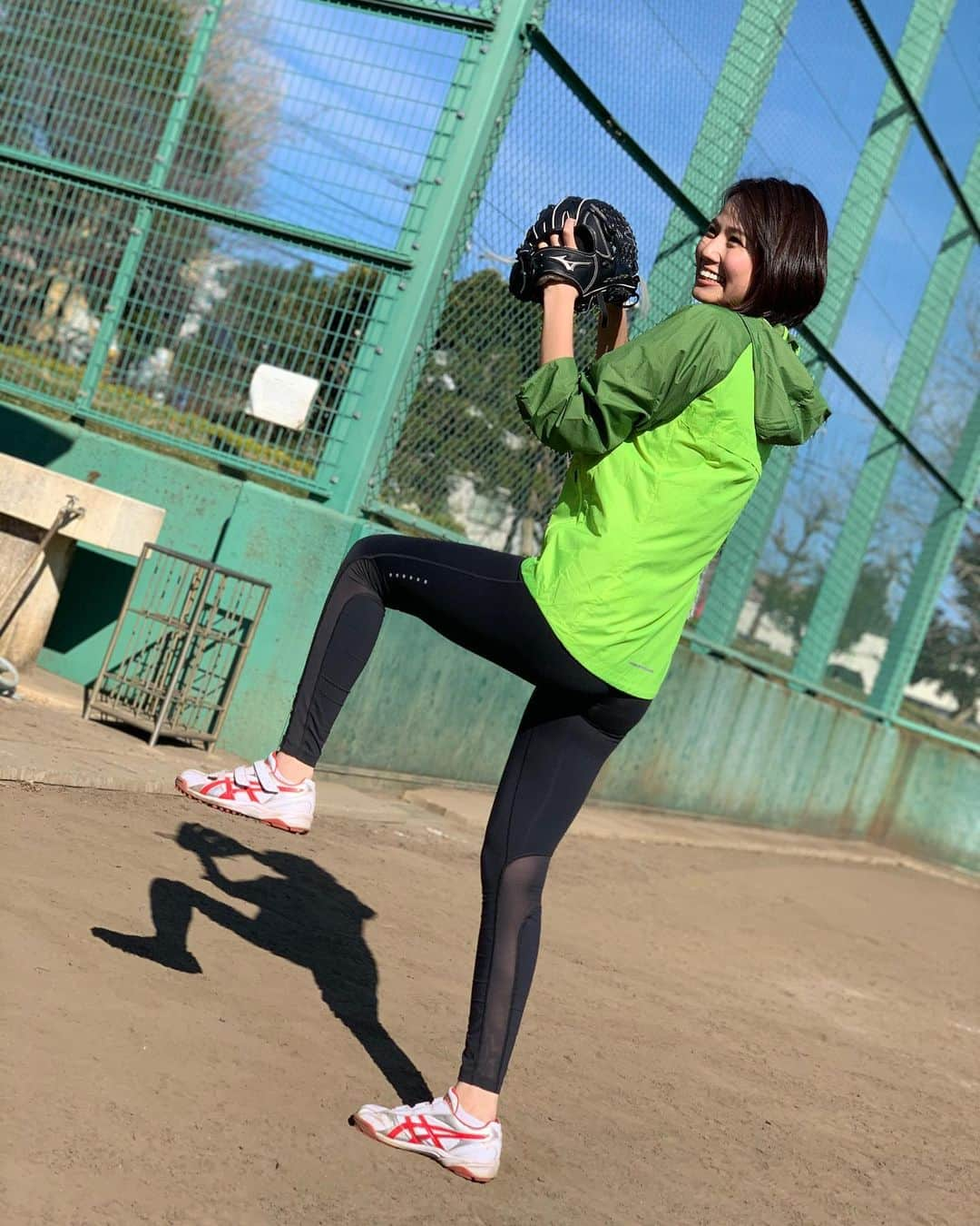 新谷あやかさんのインスタグラム写真 - (新谷あやかInstagram)「・  今日はとある撮影で、 大好きな野球してきました😊⚾️  ・  久しぶりにガッツリ打って、投げて筋肉痛だぁぁぁ！！🤣  でも本当に楽しかったーー！😁♥️  ・  I went to a baseball practice today!! It was so hard and so fun🤩😂⚾️  ・  新谷あやか #shinyaayaka  #actress #女優 #英語の先生 #englishteacher #野球女子 #野球女子と繋がりたい  #baseball   #baseballgirls  #バッティングセンター  #野球好きな人と繋がりたい #野球女子⚾️  #野球好きと繋がりたい #バッティング  #スポーツ  #スポーツコーデ  #スポーツ女子  #スポーツ好き  #baseballplayer #野球観戦 #野球大好き  #ホームラン #草野球 #軟式野球  #ピッチング #バッティング  #野球好き #野球大好き #野球バカ  #batting #pitching」2月24日 18時33分 - shinya.ayaka