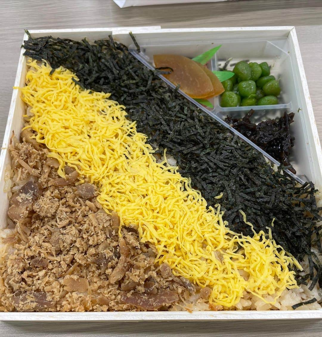 永島知洋さんのインスタグラム写真 - (永島知洋Instagram)「かしわ飯弁当！ やっぱり最高やな。 かしわからいくか 錦糸からか のりからか 自由です。 #永島知洋 #かしわめし弁当  #ボートレース #ボートレースあしや」2月24日 18時33分 - tomohiro.nagashima