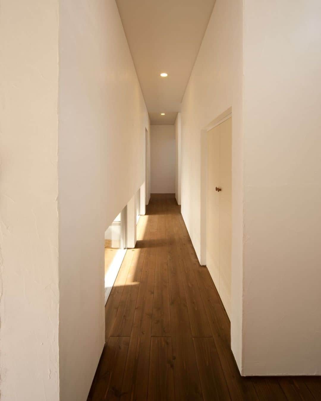 Cozy Homeさんのインスタグラム写真 - (Cozy HomeInstagram)「． 木のぬくもり漂うナチュラルでモダンな玄関。   コンクリート土間のクールさと温かみのある 無垢材が融合した素敵な空間です✨   廊下も上品☺️ギャラリーのような雰囲気です。 ．   ＝＝＝＝＝＝＝＝＝＝＝＝＝＝＝＝＝＝＝＝＝＝ 資料請求はコチラ →@cozyhome.wakayama2 ＝＝＝＝＝＝＝＝＝＝＝＝＝＝＝＝＝＝＝＝＝＝＝ 施工写真やイベント情報はプロフィールへ →@cozyhome.wakayama ＝＝＝＝＝＝＝＝＝＝＝＝＝＝＝＝＝＝＝＝＝＝＝ ＊   #玄関ホール #玄関ホールインテリア #玄関ドア #ナチュラルモダン #上品な空間 #コージーホームの家 #注文住宅 #cozyhome #新築#home #インテリア #工務店 #暮らし #マイホーム #コージーホーム #注文住宅和歌山 #和歌山市 #interior #家づくり #住宅 #instahouse #マイホーム計画 #施工写真 #見学会 #おしゃれな家 #暮らしを楽しむ家づくり」2月24日 18時34分 - cozyhome.wakayama