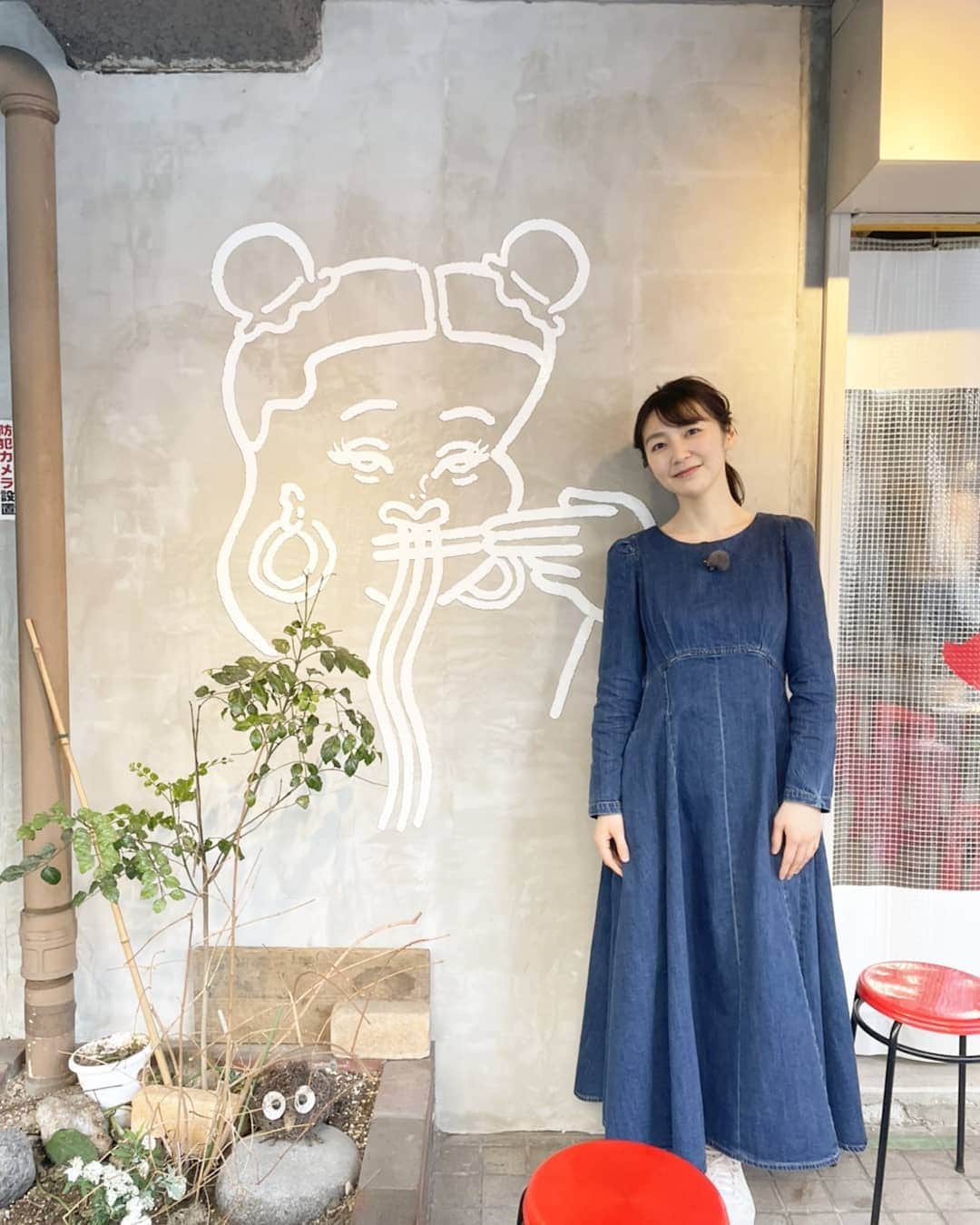橋本真衣のインスタグラム：「. 台湾を感じるロケ🙄🌼 . . #国内はもちろん#海外に出られない今#福岡の台湾#取材してきました#ももち浜ストア#台風大飯店#今日のワンピース#松尾先輩に#アナみたいだね#って言われて#えっANAですかって聞き返した#雪の女王のほうだった#飛行機じゃなかった#さすがの松尾さんもそこまでトリッキーなこと言ってなかった#褒めてくれてありがとうございます#🥰」