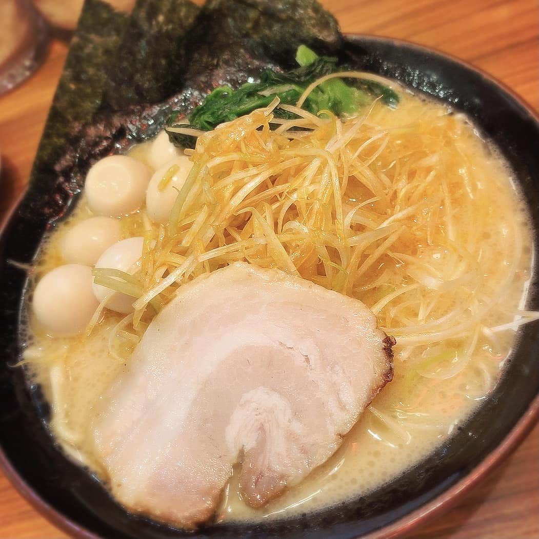 栗田萌のインスタグラム：「オーディション終わりに #ラーメン 🍜🍥 ずっと我慢していて半年ぶりかな？1年ぶりかな？ はぁ〜幸せ🥰　 #家系ラーメン ちゃっかり餃子も… #cheatday ってことで運動頑張ります😋💕」