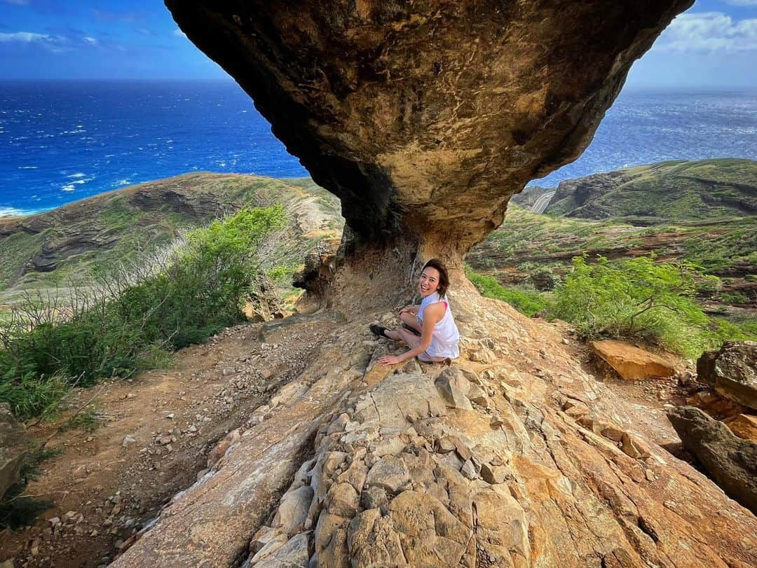 鮎河ナオミのインスタグラム：「Great to be back🌺🌴❤️ . . . . . #kokoheadarch #hiking #hawaii #hawaiistagram #ココクレーターアーチ #ハイキング #ハワイ」