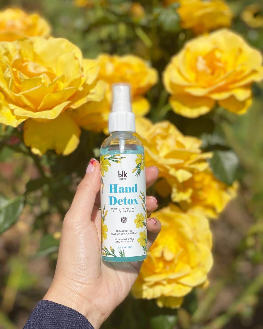 アン・カーティスのインスタグラム：「Now that I’m back, I appreciate our blk hand detox so much more. Because even with 70% alcohol it’s gentle on the hands so it doesn’t dry them up and instead moisturises them thanks to the aloe vera and vitamin e - which is perfect for me because I’m praning and spray all the time 🌸 @blkscentsph @blkcosmeticsph」