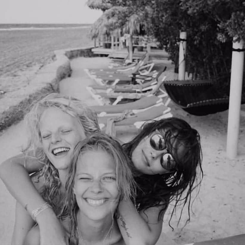 Lexi Bolingのインスタグラム：「Missing my girls 🥺❤️❤️ @hannegabysees @catmcneil」