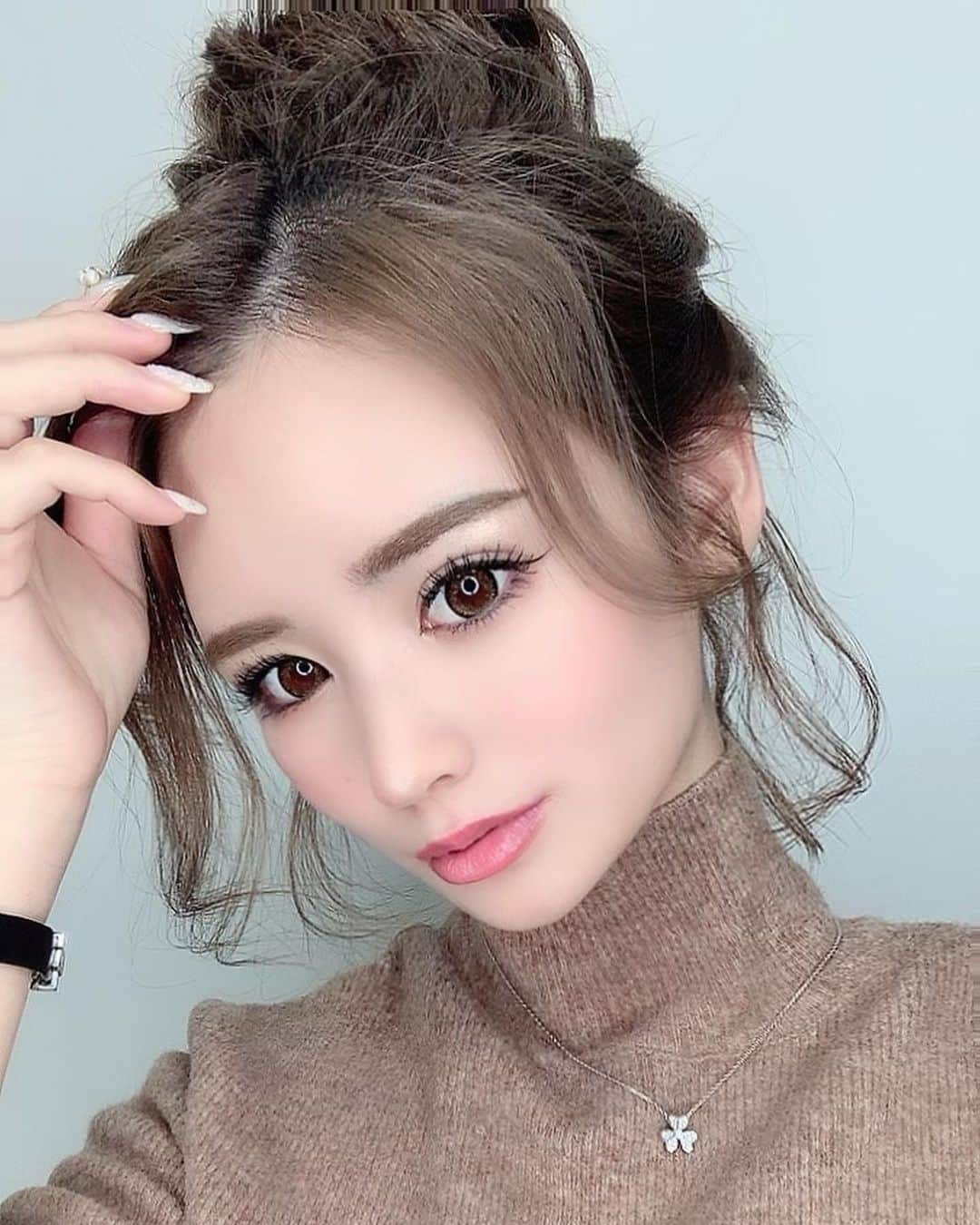 姫奈のインスタグラム：「. . エクステつけてお団子してもらった♡ 自分でアレンジできないから嬉しい🎀 . @rosa_studio_0301 のエクステは ダントツ毛質よくてサラサラだからすき🕊 . @rosa_jun.a313 くんと今日も ヘアアレンジの動画とったので また後日アップすると思うし みんなフォローしてチェックしてね✔️笑 . . . #お団子ヘアアレンジ #お団子ヘア #ヘアアレンジ #エクステ #シールエクステ #美容院」