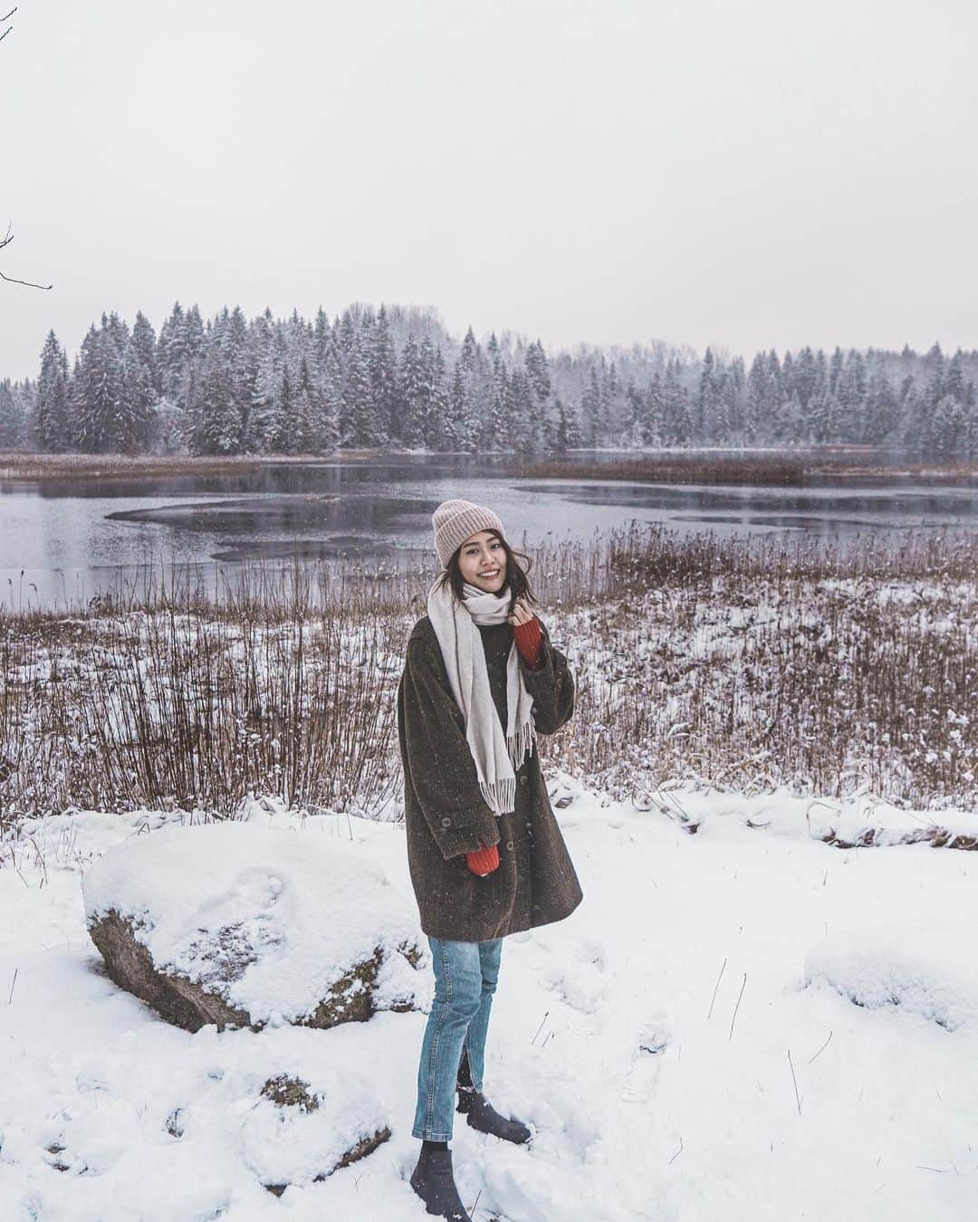 MARIEのインスタグラム：「エストニアのサウナハウスは﻿ 森の中にありました。﻿ ﻿ 辺り一面が銀世界で森も湖も﻿ しんと静かにそこにいて﻿ とても幻想的な景色でした❄️﻿ ﻿ ﻿ この後この雪の中に水着でダイブするとは﻿ 思ってなかった…笑﻿ ﻿」