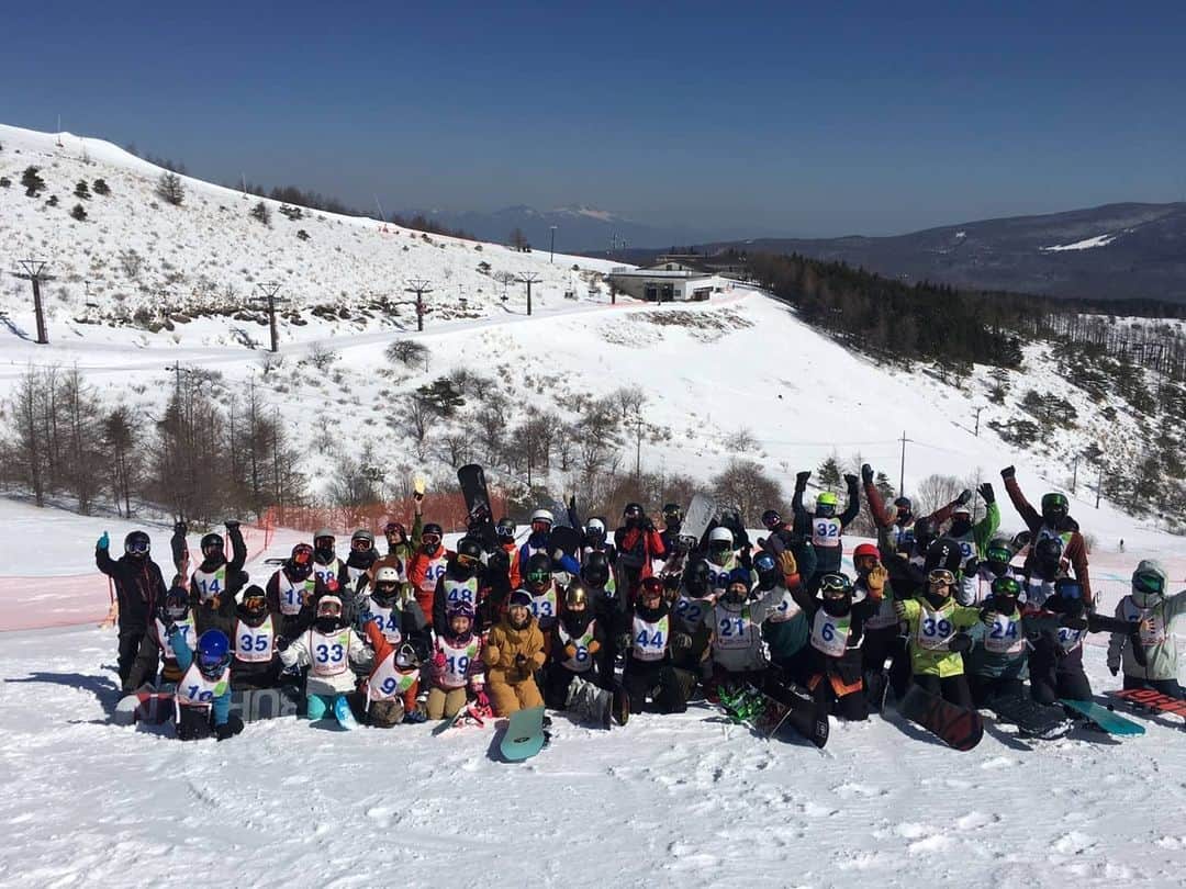藤森由香さんのインスタグラム写真 - (藤森由香Instagram)「車山高原スキー場とクロスコースのキャンプを開催させて頂きました。 地元でのキャンプは初めての事。 49人が参加をしてくださいました🙏一人では見きれない所、林達彦さんと車山スタッフさん達がヘルプしてくださってなんとかやり遂げれた〜  クロスコースは難しい所もちょくちょくありコツがいるところもあるけどみんな頑張ってくれて嬉しかったです！ フリーランもしっかりやって大切さも伝えられたかなと思います。  私が小さい頃、一緒に滑ってくれたお兄さんたちも子供連れて参加してくれたり、パラでクロスのオリンピックを目指してる方や地元キッズ達、レベルは違えどそれぞれ楽しんでくれました。 参加してくださった皆さん、車山高原スキー場の皆さん本当にありがとうございました！  #長野県　#茅野市　#車山高原スキー場　#スノーボードクロス　#霧ヶ峰　#蓼科　#白樺湖」2月24日 18時53分 - yukafujiforest