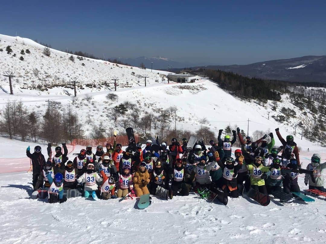 藤森由香のインスタグラム：「車山高原スキー場とクロスコースのキャンプを開催させて頂きました。 地元でのキャンプは初めての事。 49人が参加をしてくださいました🙏一人では見きれない所、林達彦さんと車山スタッフさん達がヘルプしてくださってなんとかやり遂げれた〜  クロスコースは難しい所もちょくちょくありコツがいるところもあるけどみんな頑張ってくれて嬉しかったです！ フリーランもしっかりやって大切さも伝えられたかなと思います。  私が小さい頃、一緒に滑ってくれたお兄さんたちも子供連れて参加してくれたり、パラでクロスのオリンピックを目指してる方や地元キッズ達、レベルは違えどそれぞれ楽しんでくれました。 参加してくださった皆さん、車山高原スキー場の皆さん本当にありがとうございました！  #長野県　#茅野市　#車山高原スキー場　#スノーボードクロス　#霧ヶ峰　#蓼科　#白樺湖」