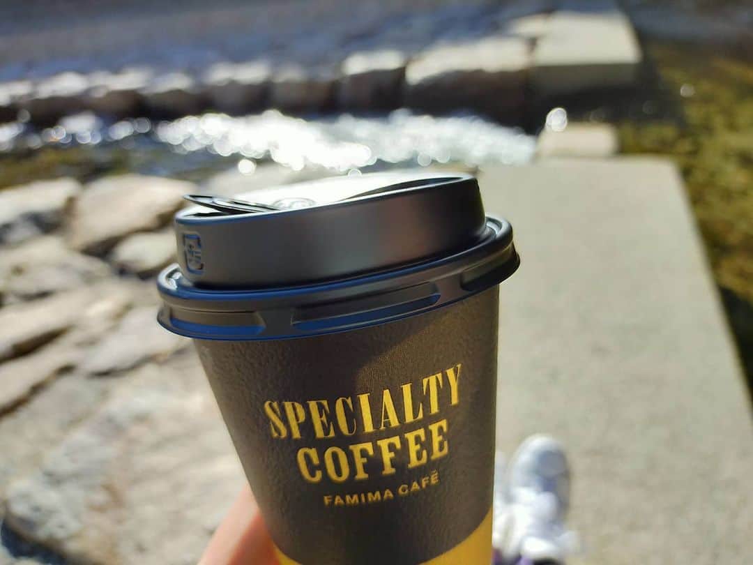 優木瑛美のインスタグラム：「コンビニのコーヒーもさ 飲む場所で味変わると思うんよなぁ☕✨ . . …知らんけど😗 . . #コーヒー #coffee #都賀川 #すまふぉと  #知らんけど」