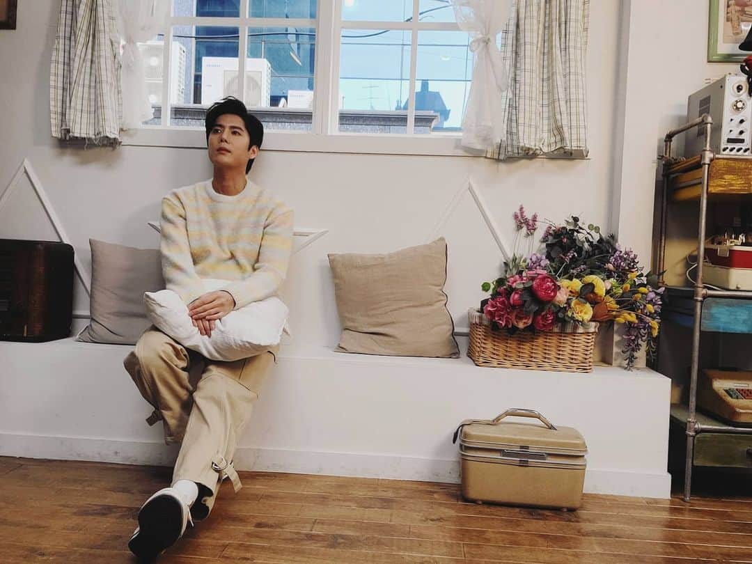 ペク・キュジョンのインスタグラム：「- 내일 발매되는 신곡 #니목소리가듣고싶어 많은 관심 팍팍 부탁드립다아아아 💚💛 2021.02.25 PM 6:00」