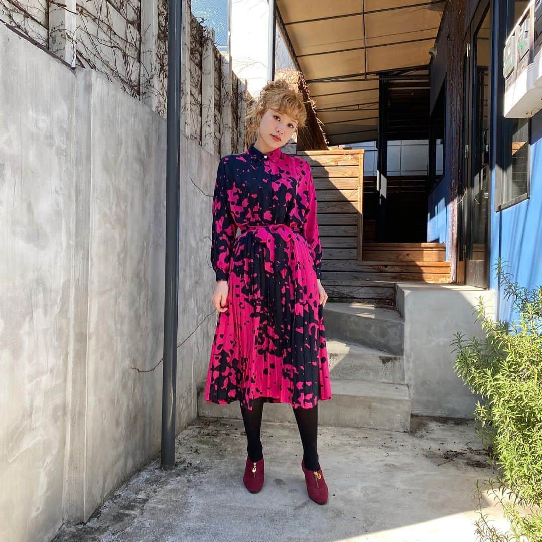 PUNK CAKEのインスタグラム：「•pleats dress【SOLD】  #punkcake  #vintage #vintageclothing  #80sfashion  #古着 #古着コーデ  #古着女子 #レディース古着　 #原宿 #harajuku  #harajukufashion  #原宿古着屋 #東京古着屋  #古着屋巡り #古着通販」