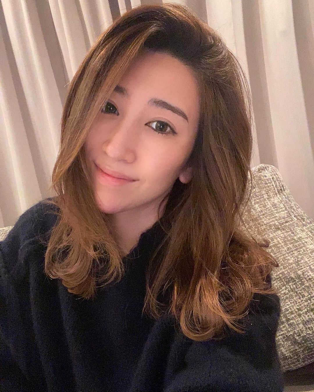 木嶋真優のインスタグラム：「明日は木曜日！ 朝8:00-TBSグッとラックです📺 久々に髪切れた💇‍♀️ 今日も1日お疲れ様でした🌸」