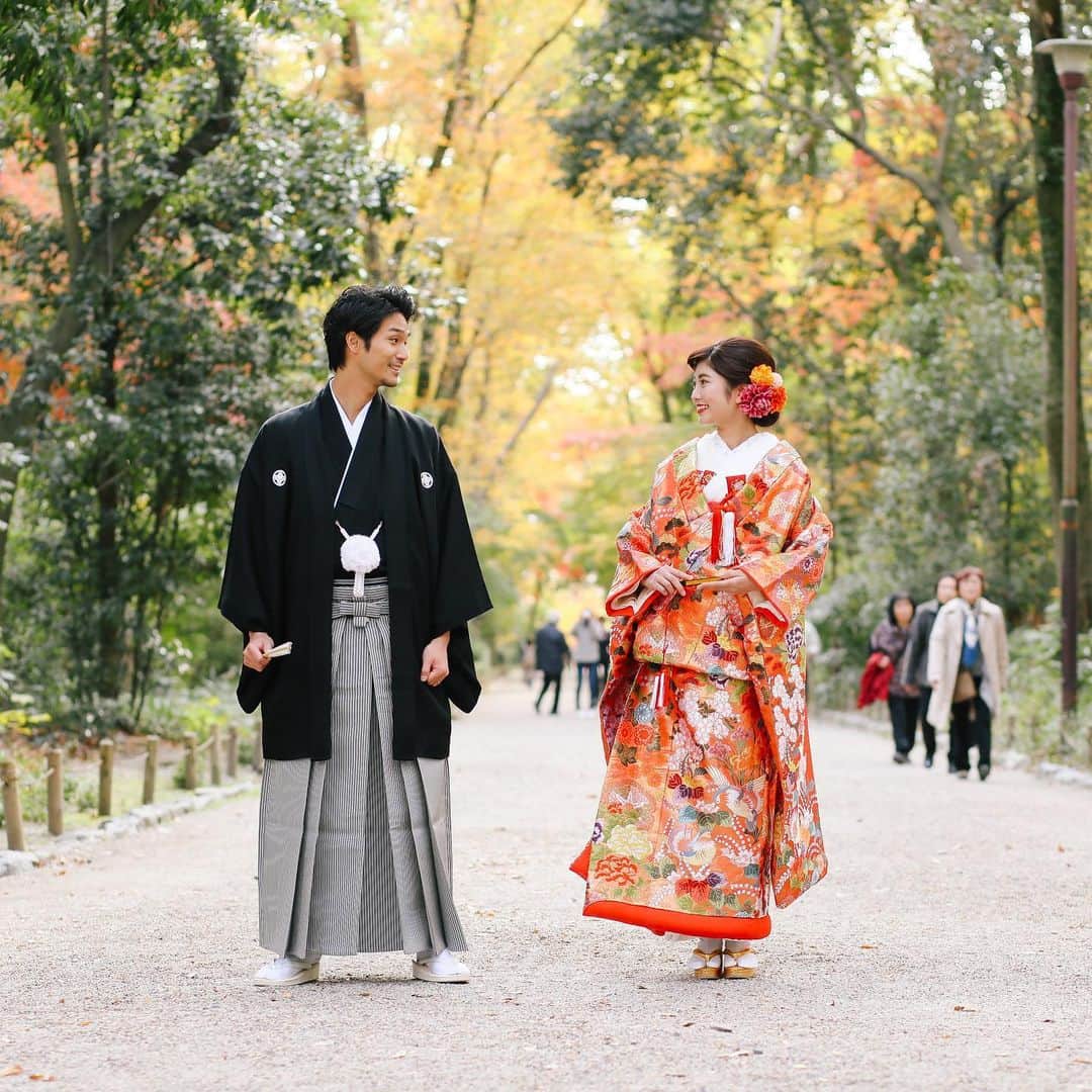 TAKAMI BRIDAL 神社和婚のインスタグラム：「【京都ロケーションフォトプラン〜新緑特集①〜】 新緑の季節、4月下旬から5月は 気候も良く、ロケーション撮影にはお勧めのシーズンです。 京都ロケーションフォトの新緑が綺麗な撮影スポットを ご紹介します。 . ■下鴨神社 . 京都の下鴨に鎮座する古社。 京都最古の神社のひとつで、 古都京都の世界遺産としても登録されています。 糺の森の深い緑や鮮やかな赤い楼門の前で、 とっておきの一枚を。 . #前撮り #フォトウエディング #ロケーションフォト #takamibridal #和装前撮り #下鴨神社 #糺の森 #プレ花嫁 #プレ花嫁2021 #関西プレ花嫁 #白無垢 #色打掛 #着物 #神社仏閣」