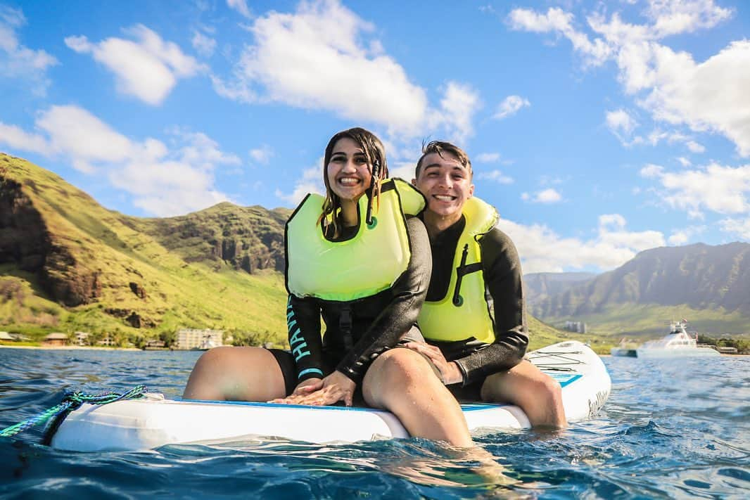 And Youのインスタグラム：「Oh, you know, just out here having an absolute blast. Just look at those smiles! Who would you love to be here with? 😄  #dolphinsandyou #sealifecamera #sealifephotography #sealifeart #ocean🌊 #loveocean #protecttheocean #sealife #saveouroceans #hawaiianislands #visitoahu #oahuphotographer #hawaiilife #snorkeling #underwater  #staysalty #underwaterphotography #water_of_our_world #padi #madeofocean #offshore #bg_underwater #freedive」