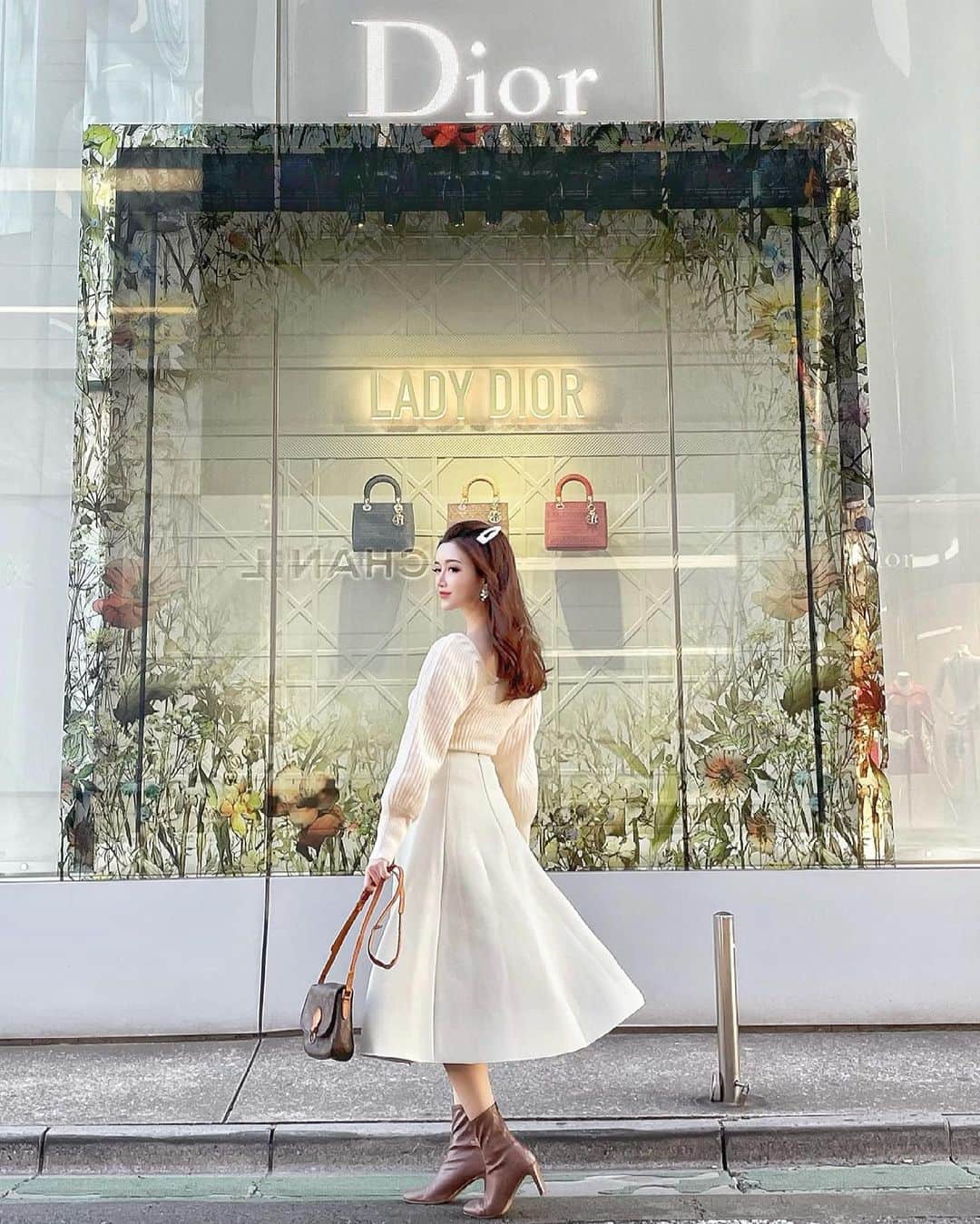 のインスタグラム：「✔︎ 𝐻𝐴𝑅𝑈 ・ 春はもうすぐそこ🌸 花粉との戦いシーズンでもありますが 暖かくなるのはやっぱり嬉しいなぁ🙈💕 ・ 緊急事態宣言は無事明けるのかしら？ 早く安心しておでかけできる日が来るように 引き続き感染対策がんばりましょう💐 ・ お写真はいつか表参道をプラプラした日のコーデです🤍 knit&boots : @grl_official  skirt : @birthdaybashshop  bag：#luisvuitton  ・ ・ #springfashion  #dior #ladydior #表参道 #omotesando」