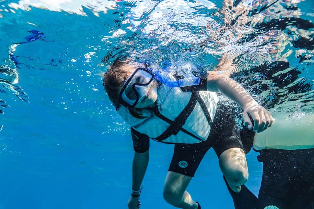 And Youさんのインスタグラム写真 - (And YouInstagram)「Oh, you know, just out here having an absolute blast. Just look at those smiles! Who would you love to be here with? 😄  #dolphinsandyou #sealifecamera #sealifephotography #sealifeart #ocean🌊 #loveocean #protecttheocean #sealife #saveouroceans #hawaiianislands #visitoahu #oahuphotographer #hawaiilife #snorkeling #underwater  #staysalty #underwaterphotography #water_of_our_world #padi #madeofocean #offshore #bg_underwater #freedive」2月24日 18時50分 - dolphinsandyou