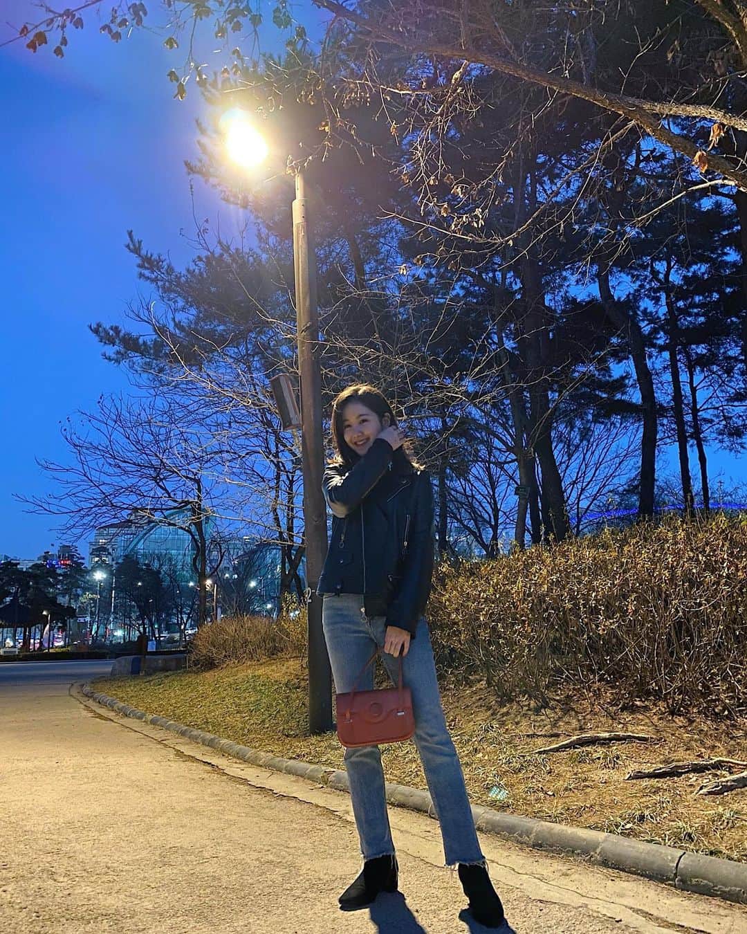 チン・ジヒのインスタグラム：「#제품협찬 달밤에 공원나들이🌙  아무도 없을 때 사진찍고 마스크 다시 끼기 미션완료⭕️  #펜트하우스 #지희의이중생활(?)」