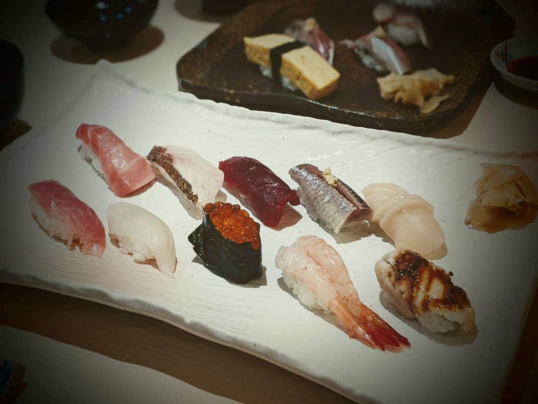 村治佳織さんのインスタグラム写真 - (村治佳織Instagram)「Today's lunch was sushi.  朝の用事と昼からの　 打ち合わせの間、　 小一時間でお寿司ランチ。　 ・　 楽しみが増えたり、　 安心したり、　 身が引き締まったり。　 色々な気持ちが　 波のように打ち寄せて　 きました。 ・　 また、新たな曲に　 取り組みます😊」2月24日 18時51分 - kaorimurajiofficial