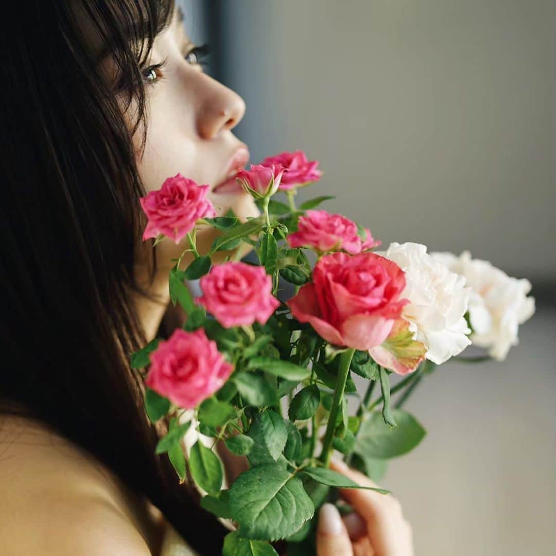 林花音のインスタグラム：「百億光年ぶりに投稿です ・ お久しぶりです🌷☺︎ ・ ・ ・ ・ ・ ・ ・ ・ ・ ・ ・ ・ ・ ・ ・ ・ ・ ・ ・ ・ ・ ・ ・ ・ ・ ・ #作品撮り #花 #ポートレート」