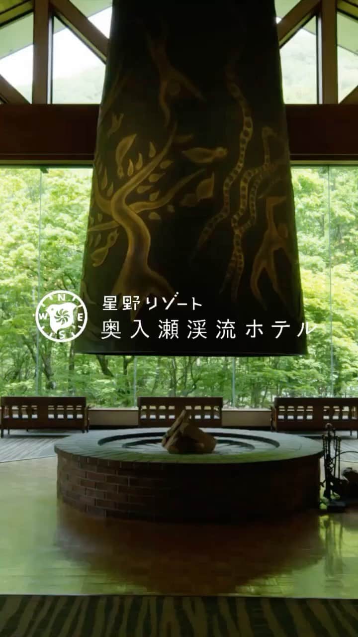 星野リゾートのインスタグラム：「星野リゾート 施設紹介 Short Movie🎥  星野リゾート 奥入瀬渓流ホテル Hoshino Resorts Oirase Keiryu Hotel  📍青森県・十和田  奥入瀬渓流沿いに建つ唯一のホテルです。コンセプトは「渓流スローライフ」。奥入瀬の大自然が演出する非日常空間をご堪能いただけます。  大きな窓に森が絵画のように映しだされるラウンジで寛ぎ、八甲田山中から湧き出るお湯で湯浴みの後は、趣向を凝らした料理の数々をお楽しみいただけます。  The Exclusive Hotel by the Oirase Gorge   #奥入瀬渓流ホテル #OiraseKeiryuHotel #Aomori #Towada #Oirase #青森県 #十和田市 #奥入瀬渓流 #青森旅行 #aomoritrip #luxuryresort  #Hotspring #Onsen #travelJapan」