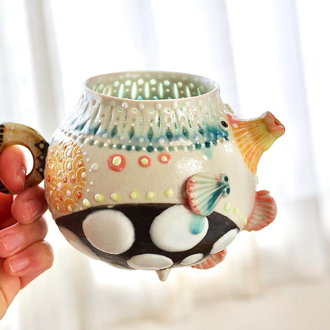 手紙社さんのインスタグラム写真 - (手紙社Instagram)「【趣味の釣りからインスピレーションを受けたモンガラカワハギのマグカップ】 動物や草花をモチーフに色鮮やかな模様を施した「みかガマ（@mikagama.ceramic）」の作品たちは、透かし彫りの繊細で幻想的な技法もプラスされています。“モンガラカワハギ”という魚を釣り上げたときの衝撃がきっかけとなって作られたのは「カワハギモンガランMUG」。口元は、透かし彫りをした後に透明釉を埋めて焼成する「蛍手（ほたるで）」という技法で仕上げられており、ふわりと美しい光を通します。心をくすぐる愛嬌たっぷりなマグカップと一緒にお茶の時間をお楽しみくださいね。  --------------------- 【「手紙社のオンラインフェスティバル 紙博&陶博」開催概要】 会期：2021年3月1日（月）〜3月7日（日）　＊参加無料﻿ 会場：「手紙社のオンラインフェスティバル 紙博&陶博」公式サイト﻿  ▶︎詳細は「@kamihaku2021」プロフィールのURLから！  ◎オンラインショッピング 定番アイテムだけでなく、新作やここだけの限定アイテムなど、出展者による渾身の作品がずらりと並びます。さらに“手紙社の部員”限定で、ひと足早くお買い物ができる先行販売を実施！ プレビュー期間：2月25日（木）12:00〜2月27日（土）24:00 先行販売期間：﻿2月28日（日）10:00〜24:00﻿ 一般販売期間：﻿3月1日（月）12:00〜3月7日（日）24:00﻿  ◎オンラインミーティング 制作のバックグラウンドや実際に販売する作品の紹介などを直接聞いたり見たりできるオンラインミーティング（番組）を、一部の出展者からお届けする予定！  ▶︎「手紙社の部員」について詳しくは、手紙社公式サイト→「部員ですけど、何か？」をチェック！  #手紙社#手紙舎#紙博#陶博#オンラインイベント#紙#イラスト#デザイン#印刷#活版#文房具#マステ#ハンコ#手紙#箱#雑貨#陶器#磁器#器#モンガラカワハギ#みかガマ #tegamisha#kamihaku#touhaku#paper#papercrafts#ceramics#pottery#handcraft」2月24日 18時58分 - tegamisha