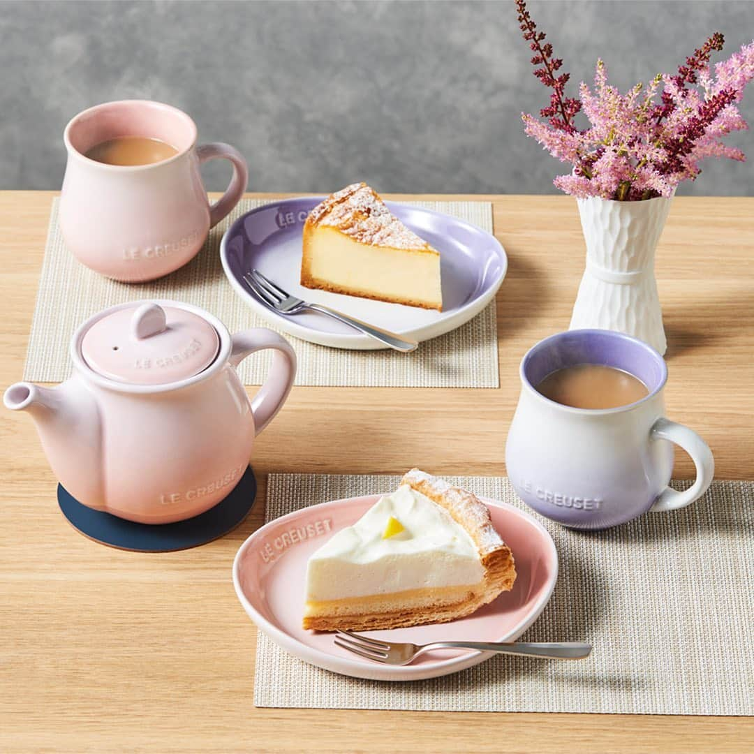 Le Creuset Japon　ル・クルーゼ ジャポンさんのインスタグラム写真 - (Le Creuset Japon　ル・クルーゼ ジャポンInstagram)「花のつぼみが開いたようなデザインのフローラ・ティーポット とフローラ・マグ。フローラ・マグは口縁が少し広がっているため口当たりがよく、曲線にそって持ちやすいのが特長です。フローラ・ティーポットは、フローラ・マグちょうど2杯分つくれる容量となっていますので、セットでギフトとしてもおすすめです。パウダーパープルは、オンライン限定販売です。  #ルクルーゼ #lecreuset #ルクルーゼのある食卓 #テーブルウェア #テーブルコーディネート #キッチンウェア #キッチングラム #食卓 #食卓グラム #豊かな食卓 #食器 #ティーポット #マグ #ギフトセット #ストーンウェア #フラワーコレクション」2月24日 18時59分 - lecreusetjapon