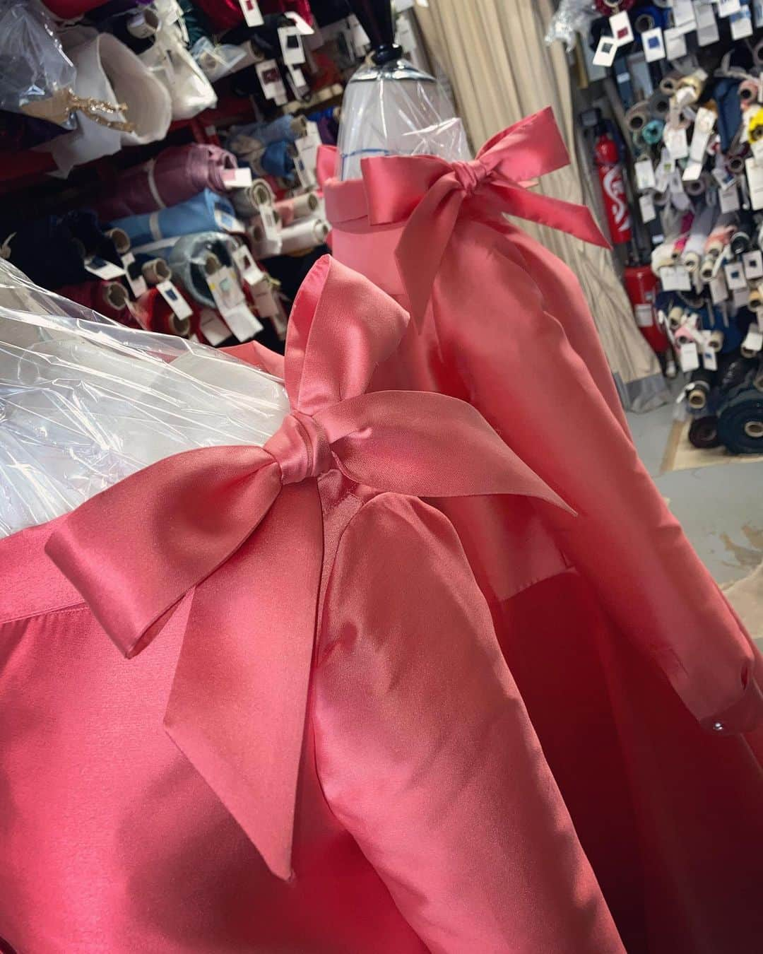 アレクシマビーユさんのインスタグラム写真 - (アレクシマビーユInstagram)「Production in process @alexismabille #ateliers #ss2021 #soon @harrods #harrods #bows #coral #production #inprogress #comingsoon #french #savoirfaire #ribbon」2月24日 18時59分 - alexismabille