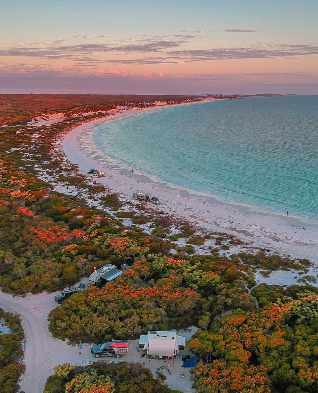 Australiaさんのインスタグラム写真 - (AustraliaInstagram)「Well, this seems like the perfect place to pitch a tent! ⛺@_dontwannagohome_ agrees, and what's more, this @westernaustralia campsite is free! Located an hour and a half from #Esperance on Membinup Beach in @australiasgoldenoutback, this spectacular spot is just waiting for you to set up camp. Best accessed with a 4WD, you'll need to bring all your own supplies, including your cossies for lazy days spent swimming in the ocean. Bliss! 🏖️ #seeaustralia #thisisWA #goldenoutback #HolidayHereThisYear」2月24日 19時00分 - australia