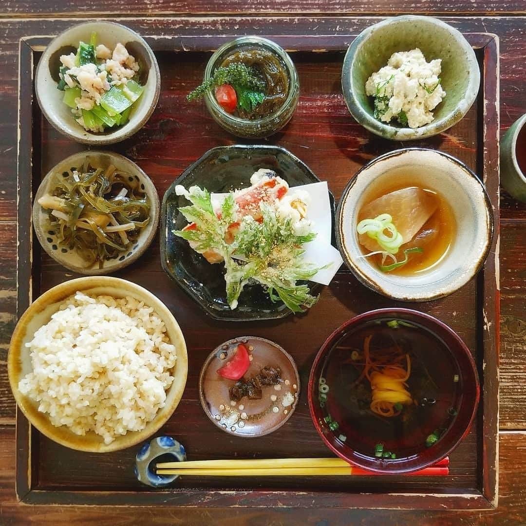Be.okinawaさんのインスタグラム写真 - (Be.okinawaInstagram)「Okinawa is noted for its longevity of the people. The locals enjoy dishes made with seasonal island vegetables. They are delicious and also rich in nutrition!  📍: Shima Yasai Shokudo Tianda, Yomitan Village 📷: @hello_makitty_chan Thank you very much for your lovely photos!  The rustic beauty of Yomitan Zanyaki pottery is appealing to the eyes. 😊  Tag your own photos from your past memories in Okinawa with #visitokinawa / #beokinawa to give us permission to repost!  #okinawafood #yachimun #沖縄料理 #やちむん #沖繩料理 #陶器 #고야참푸르 #야치문 #tempura #seasonalfood #japan #travelgram #instatravel #okinawa #doyoutravel #japan_of_insta #passportready #japantrip #traveldestination #okinawajapan #okinawatrip #沖縄 #沖繩 #오키나와 #旅行 #여행 #打卡 #여행스타그램」2月24日 19時00分 - visitokinawajapan