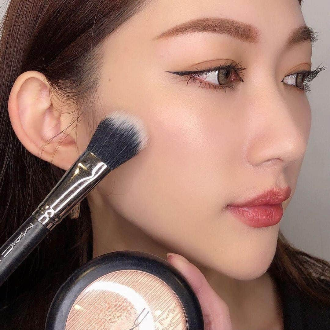 M·A·C Cosmetics Hong Kongさんのインスタグラム写真 - (M·A·C Cosmetics Hong KongInstagram)「《光透亮美妝天書 - 輕透初春光澤》 彷彿由內而外透出剔透光芒✨ 專業推介2位超立體高光新寵兒，美肌光圈開到最大👇🏻  🌟Iced Apricot #冰杏高光 ，細膩微金色調最啱亞洲膚色，自帶健康自然光 🌟Petallic Metallic #粉金高光，掃上若隱若現嘅玫瑰光澤化身夢幻仙子  由即日起到28/2，到M·A·C 香港門市選購任何3件產品（必須包括最少一件面部底妝），即可獲得全單7折！仲唔係一次過入手呢2款春日高光盤嘅好時機？  Product featured: Extra Dimension SkinFinish 超立體光影粉餅 - HK$320 #戀愛光底妝 #MACHongKong  Regram from @maccosmeticstaiwan  [The High-Shine Makeup Guide: Spring Glow-boosting Essential! ] Keep the glow going in Spring ✨ The 2 new shades of Extra Dimension Finish  are the perfect illuminators in this flower-blossom season!  🌟 Ice Apricot - golden sheen without a yellow undertone - looks great on Asian skins to deliver a healthy golden glow! 🌟Petallic Metallic - metallic sheen with pink undertone to give you a magical unicorn hours!  🛍 Which one will you choose? Why not both? Visit M·A·C from now until 28/2 to enjoy 30% off upon purchasing 3 or more products (must include at least 1 face product)!」2月24日 19時00分 - maccosmeticshk