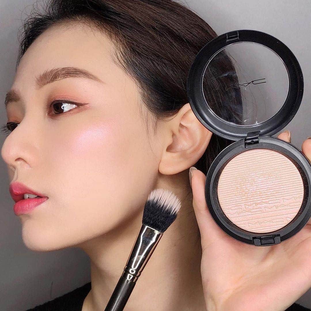 M·A·C Cosmetics Hong Kongさんのインスタグラム写真 - (M·A·C Cosmetics Hong KongInstagram)「《光透亮美妝天書 - 輕透初春光澤》 彷彿由內而外透出剔透光芒✨ 專業推介2位超立體高光新寵兒，美肌光圈開到最大👇🏻  🌟Iced Apricot #冰杏高光 ，細膩微金色調最啱亞洲膚色，自帶健康自然光 🌟Petallic Metallic #粉金高光，掃上若隱若現嘅玫瑰光澤化身夢幻仙子  由即日起到28/2，到M·A·C 香港門市選購任何3件產品（必須包括最少一件面部底妝），即可獲得全單7折！仲唔係一次過入手呢2款春日高光盤嘅好時機？  Product featured: Extra Dimension SkinFinish 超立體光影粉餅 - HK$320 #戀愛光底妝 #MACHongKong  Regram from @maccosmeticstaiwan  [The High-Shine Makeup Guide: Spring Glow-boosting Essential! ] Keep the glow going in Spring ✨ The 2 new shades of Extra Dimension Finish  are the perfect illuminators in this flower-blossom season!  🌟 Ice Apricot - golden sheen without a yellow undertone - looks great on Asian skins to deliver a healthy golden glow! 🌟Petallic Metallic - metallic sheen with pink undertone to give you a magical unicorn hours!  🛍 Which one will you choose? Why not both? Visit M·A·C from now until 28/2 to enjoy 30% off upon purchasing 3 or more products (must include at least 1 face product)!」2月24日 19時00分 - maccosmeticshk