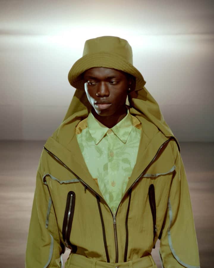 カシミ オムのインスタグラム：「AW21  Creative director @hooralq  Stylist @raphaelhirsch  Choreographer @bakanipickupcompany  Music @visionist__  Vidéo direction & production @studiopremices  Art director @nicolas_santos  #aw21qasimi #menswear #womenswear」