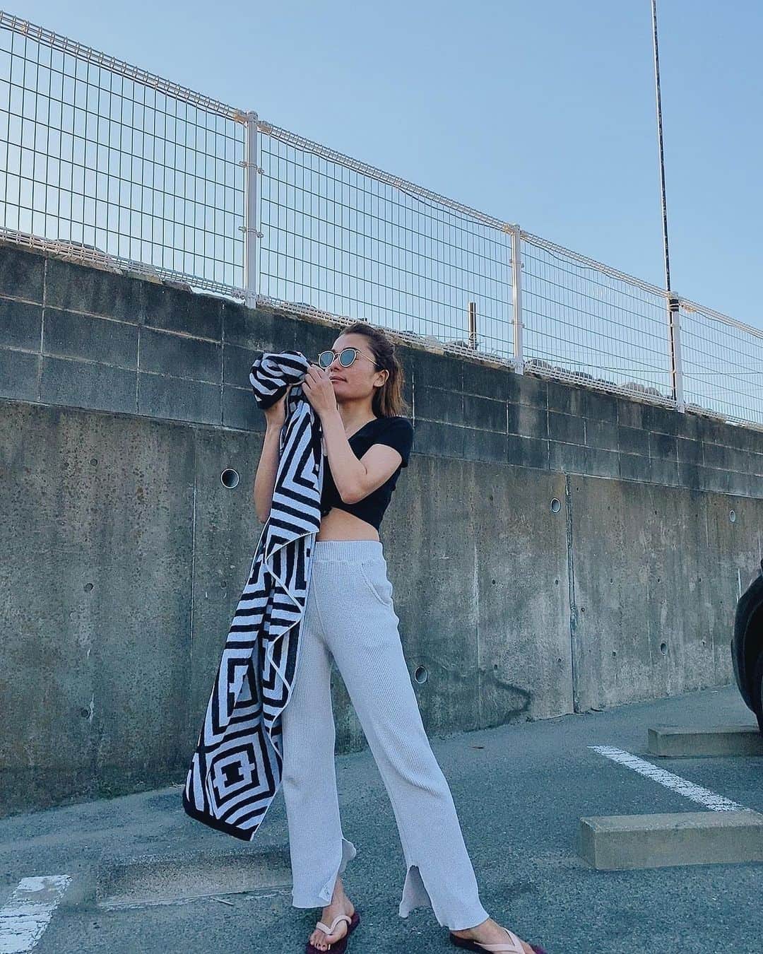 Fabiolla Takinamiのインスタグラム：「2月に半袖で過ごせると思ってもいなかった🌞 ポカポカだったこの日は 海に入って遊んだけど、 さすがに海から上がると寒いね  でもね、 地球とつながるコトが出来るから すごくスッキリするし 気持ちがいい🌈  海の中に入らなくても 足をつけるだけでもいいから みんなも是非やってみてくださいね🌎✨✨✨」