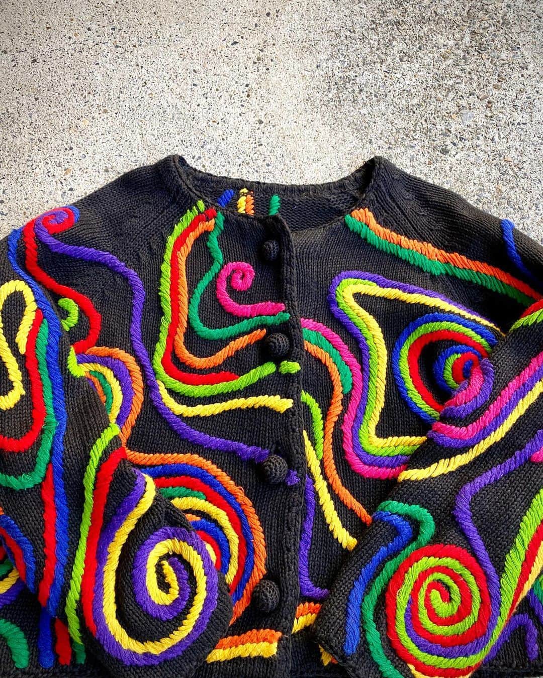 Chief used&vintageのインスタグラム：「“Circle Motif Cotton Knit Jacket “  コットンですので春先にジャケット感覚で着られる素材感です。 オンラインストアにも掲載しております。」