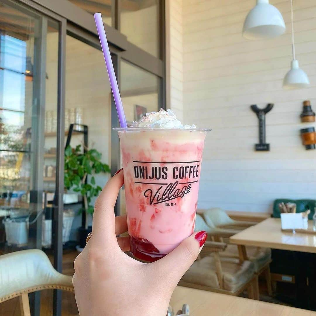 ONIJUS COFFEE VILLAGEのインスタグラム：「. 春の訪れとともに、苺のシェイクも、ぼちぼちと始めています😊😊😊 Great 📷 @rio_wario  . 🍓🍓🍓🍓🍓🍓🍓 . いちごミルクシェイク🥛 なにより店内かわいい🤍 . . . . . . . . #オニジャスコーヒー#大阪カフェ #富田林#富田林カフェ#いいね返し #いちごミルク#シェイク#ドライブ #onijuscoffee#drive#cafe#date #onijuscoffeevillage#instagood#instapic」