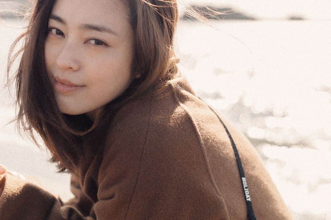 滝裕可里さんのインスタグラム写真 - (滝裕可里Instagram)「一日一日を丁寧に生きる  自分の呼吸の音を聴く 自分の体の声を聴く 自分の心の声を聴く  私にとって心地のいい時間🌊  そんな時間を私のヨガの先生が 3月の毎朝に作ってくれるのでシェア  オンラインで繋がれる時代に 奄美大島からお届けしてくれます  ヨガ好きな方はもちろんですが ヨガが初めての方でも大丈夫！  先生の誘導に 安心して動いていけると思います  私も毎朝参加するので(起きれるかな🤭) 一緒にジョインしましょ🧘‍♀️  先生の元でしっかり学んで 私もこんなふうに皆さんと 繋がれる場所を作りたいなー🤤🌍🤍  詳細は先生のプロフィールにある URLを覗いてみてくださいね↓ @toshiyoga  @fiveelementsyoga.school」2月24日 19時08分 - takiyukari_official