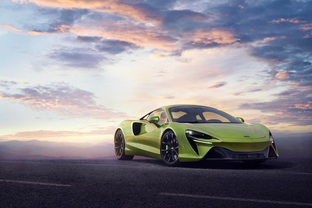 McLaren Automotiveさんのインスタグラム写真 - (McLaren AutomotiveInstagram)「The Artura is the only supercar in its class to offer the combined attractions of super-lightweight carbon fibre construction; a mid-engine, rear-wheel-drive configuration; the purity of electro-hydraulic steering; the instant torque of an e-motor and the advanced handling benefits of an e-differential.​  Simply put, the Artura has been designed to engage and delight in the way that only a McLaren can.​  #McLarenArtura​」2月24日 19時09分 - mclarenauto