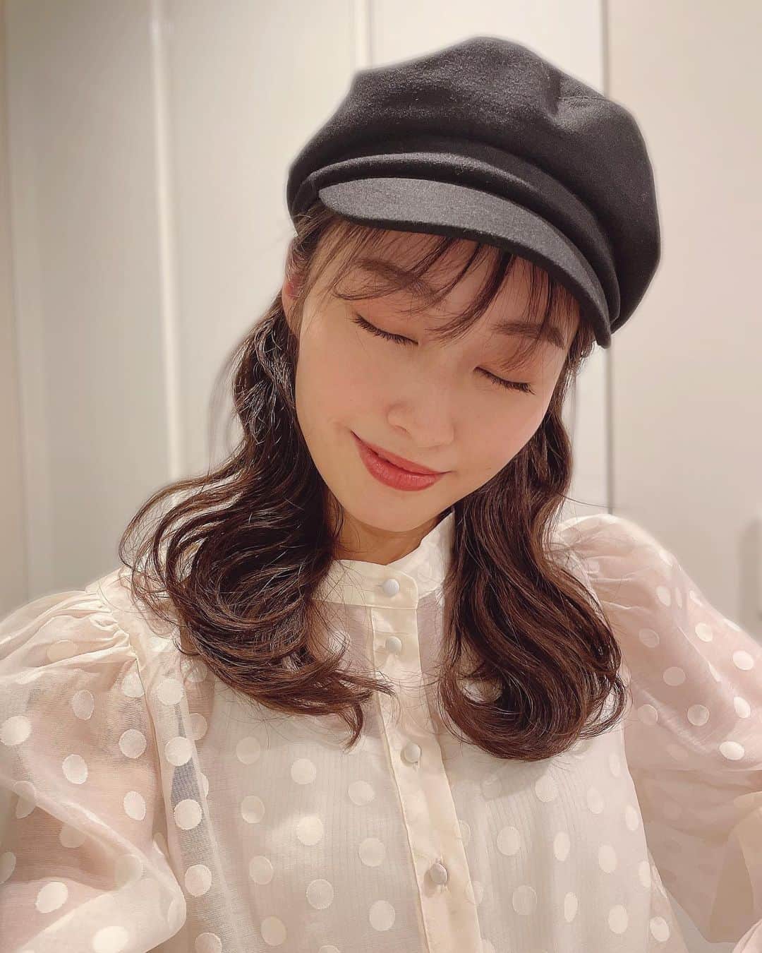 小祝麻里亜のインスタグラム：「🎩🤍🤍  出来るのであれば、目を閉じて歩きたい🌲🤧笑  昨日が祝日だったから今日が水曜日って不思議な気分ですね🌿　今週も折り返し。頑張りましょう☺️🙌🙌  ． ． ．   ＿＿＿＿＿＿＿＿  #look #셀스타그램 #얼스타그램  #데일리 #컵모자 #오오티디  #キャスケット #帽子コーデ #花粉症」