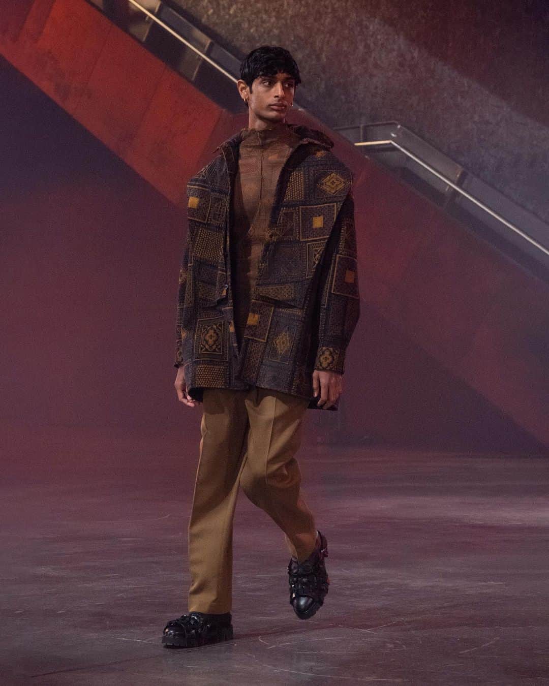 カシミ オムのインスタグラム：「AW21  Look 18 Look 17 Look 10 Look 12 Look 16 Look 14  #aw21qasimi #menswear #womenswear」
