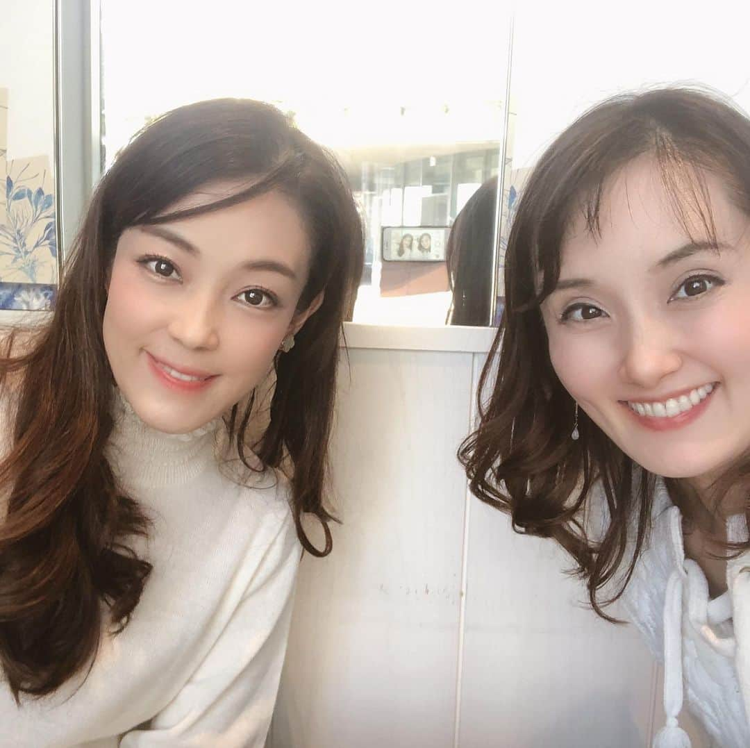 南城ひかりさんのインスタグラム写真 - (南城ひかりInstagram)「同期の北原里麻ちゃんと❤️  この写真を撮って… 丸顔が気になったわたし…😅 (同期はお姫様みたいに素敵‼️)  そんな感覚から劇団時代、 私はこの顔の形に 少々コンプレックスを感じてました…🤣  自分の視点ではつい… 欠点や短所… 人から言われた傷ついたことばを ずーっと引きずってしまったり…  ネガティブなことを 心の中でひっそり 持ち続けていたりしますが  そんな過去のネガティブな事象や 自分の視点すらも、 ガラッと変えて仕舞えばいい‼️  うっかり自分自身の中で 自分の思考や視点に 縛られてしまいがちだけど  そんなものからは、 解き放たれよう✨✨✨  思いっきり自分を信じて❤️ ネガティブな思考はポイっと捨てる‼️  本来の輝かしいあなたを生きる時です✨ #風の時代　ですから🪄 💎blog更新💎 『自分で解き放つか？縛られるか？答えは…』  ＝＝＝＝＝＝＝＝＝＝＝＝＝＝＝＝＝＝＝＝ ◇ブログ「本当のあなたを目醒めさせよう♪」 http://ameblo.jp/beauty-life-salon-mignon/  ◇お仕事のご依頼/お問い合わせ https://ssl.form-mailer.jp/fms/b8824119555045  ＝＝＝＝＝＝＝＝＝＝＝＝＝＝＝＝＝＝＝＝ #ありのまま　#愛　#素晴らしい　#最高 #創造主　#本当のあなた　#目醒める　 #魔法　#魔法使い #女神さま　 #人生は変わる #幸せになる　#夢は叶う　 #元タカラジェヌ　#宝塚歌劇団　 #宙組　#月組 #コンプレック　#ネガティヴ　#手放す」2月24日 19時19分 - hikariminashiro