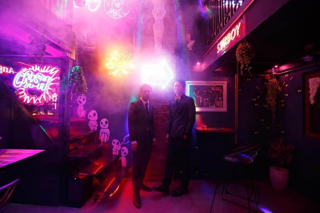 Shunsuke Miyatakeのインスタグラム：「Robinson, a brand new creative space with bar mixed with hair salon at Bassac Lane, is coming to alive on this Sunday.   Taka and Yuki, both of them are hair stylists and best friends each other since their high school days, are the co-founders of this sick place. They were used to working at TONI&GUY together, but they decided to persue their dreams and passions, and finally created their unique space in Phnom Penh, Cambodia. They said, for building up this space, many friends supported them, like @phailinxoxo drawing on the walls, @tytaart providing some cool photos.   I hope efforts and creativity of these two young Japanese would attract a lot of people and appreciated by the people here.」